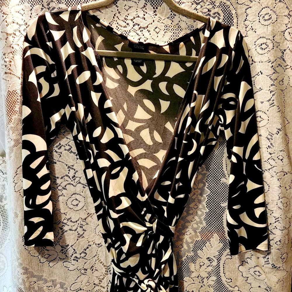 B&W wrap dress flexible sizing size 10-14